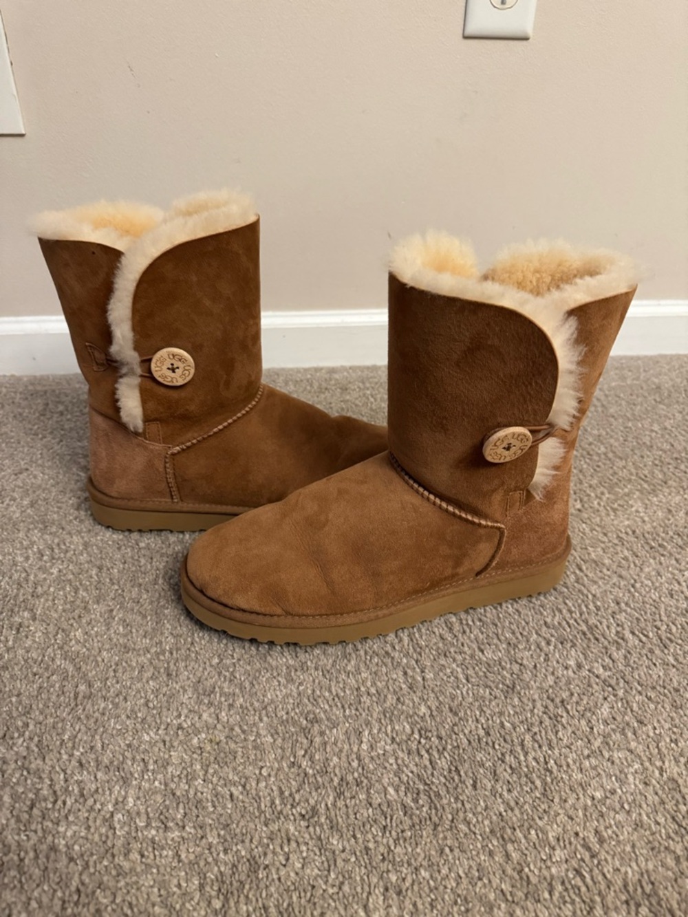 Ugg Bailey Button in Chestnut